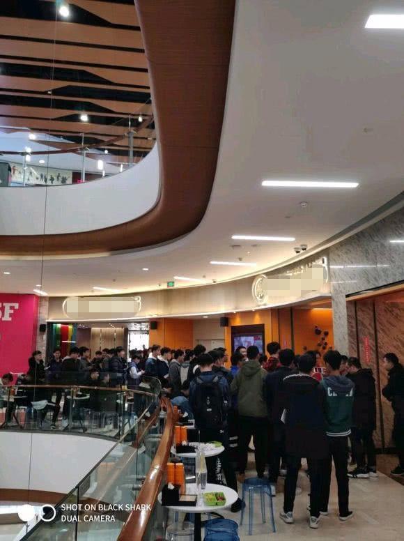 《DNF》旭旭宝宝吃饭被大量粉丝围堵  场面失态