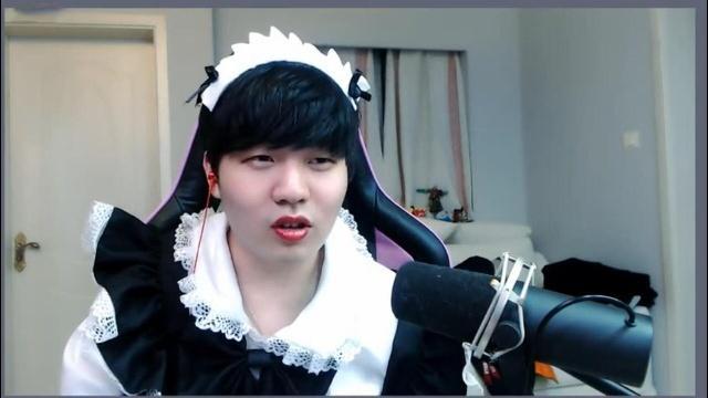《LOL》当红人气选手Rookie女装直播学猫叫